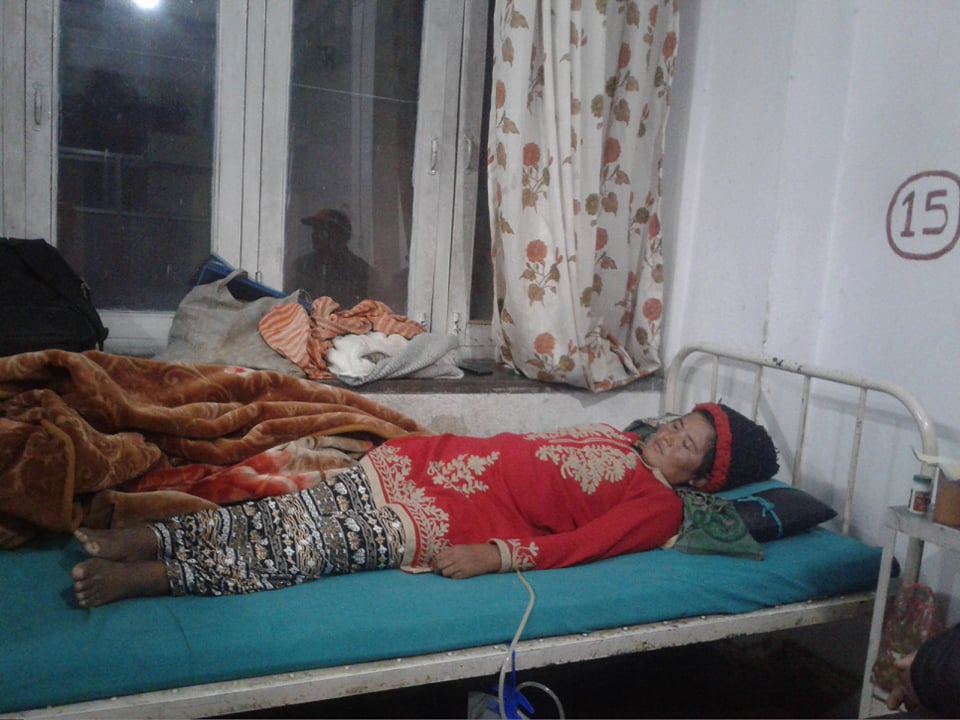 अस्पतालकाे शैयाबाट महिलाको याचना :अधिकार भन्दा उपचार चाहियो
