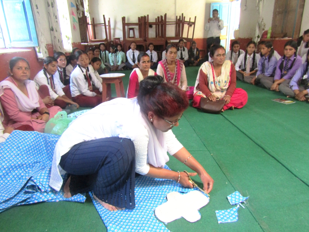 ‘सेनेटरी प्याड बनाउन सिक्दै किशोरीहरु’