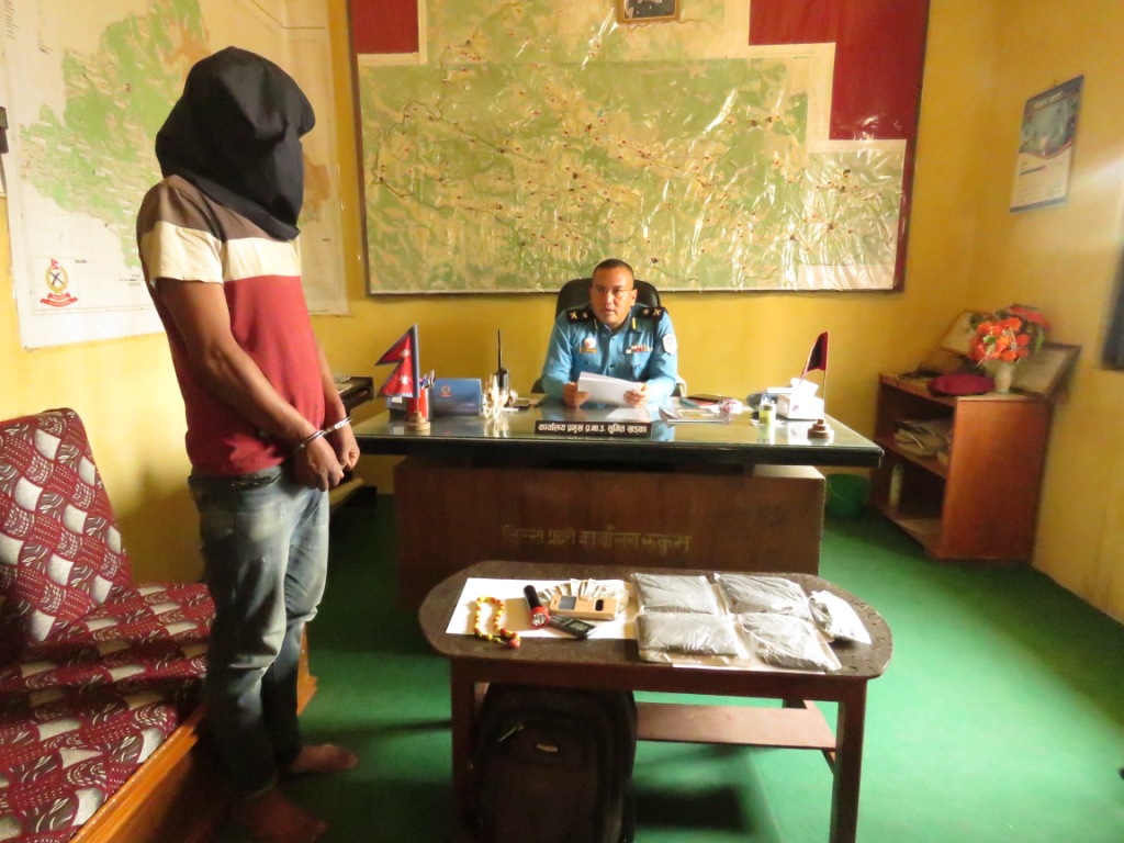  झण्डै चार किलोग्राम अफिम सहित एक पक्राउ