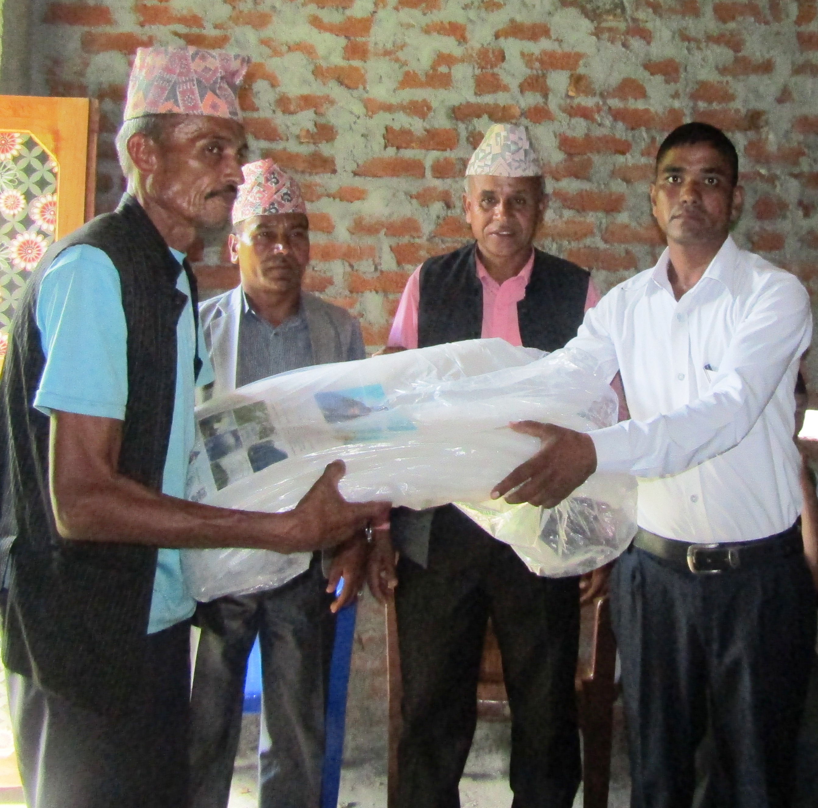 मनकारी जनप्रतिनिधीः आफ्नो तलबबाट किसानलाई सहयोग