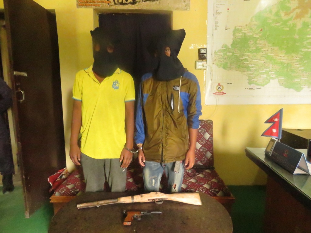 अबैध हतियार सहित दुई जना पक्राउ