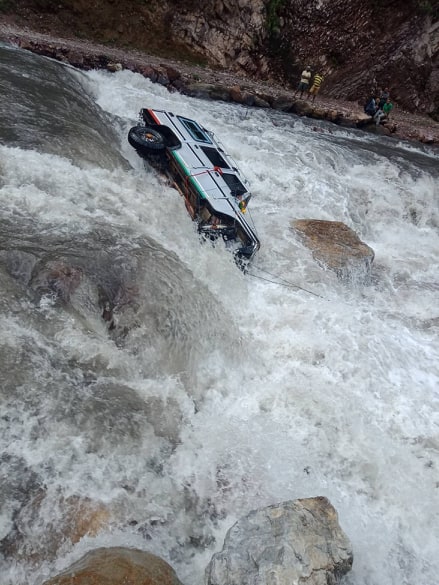 जीपसँगै बगेका चालकको जिवितै उद्दार
