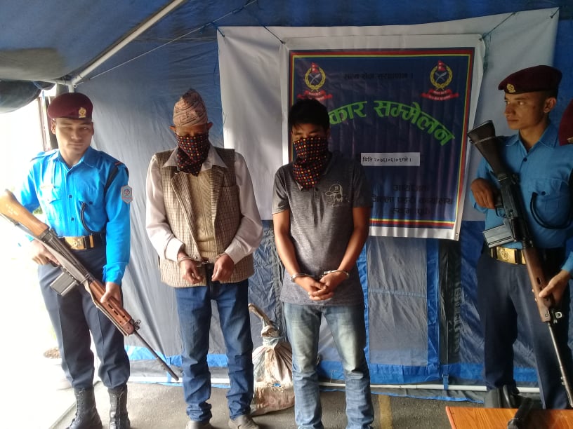 साढे आठ किलो  अफिम सहित दुई जना पक्राउ