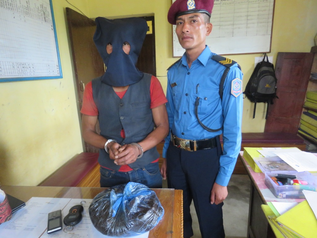 हवाईफायर गरेर ५ किलोग्राम अफिम सहित एक जना पक्राउ