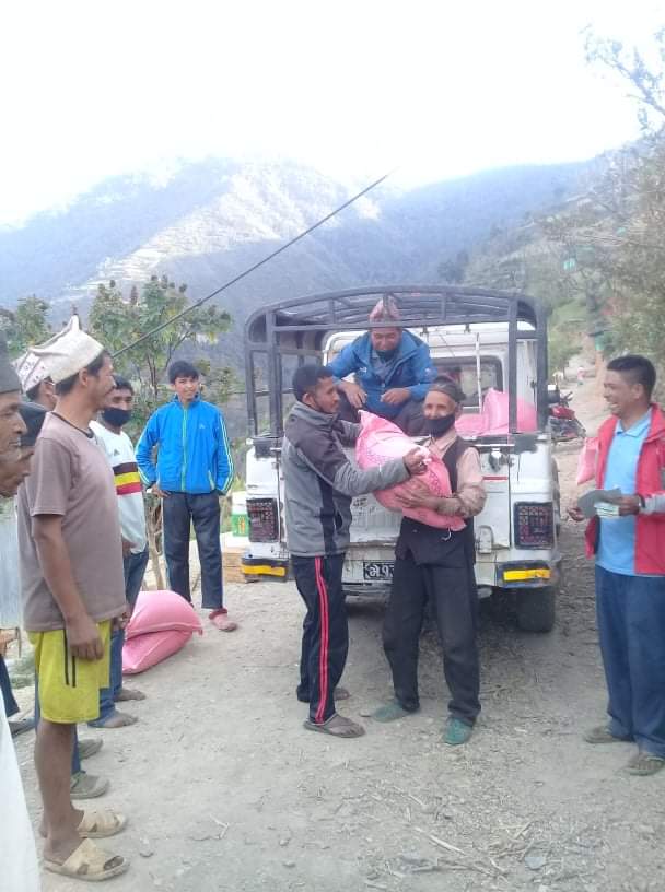 विपन्न तथा गरिव परिबारलाई निशुल्क खाद्यान्न ढुवानी