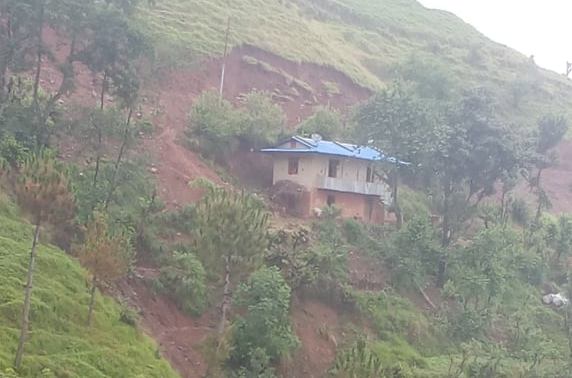 सडकले सास्तीः पहिरोको जोखिमका कारण घरै छोड्न बाध्य