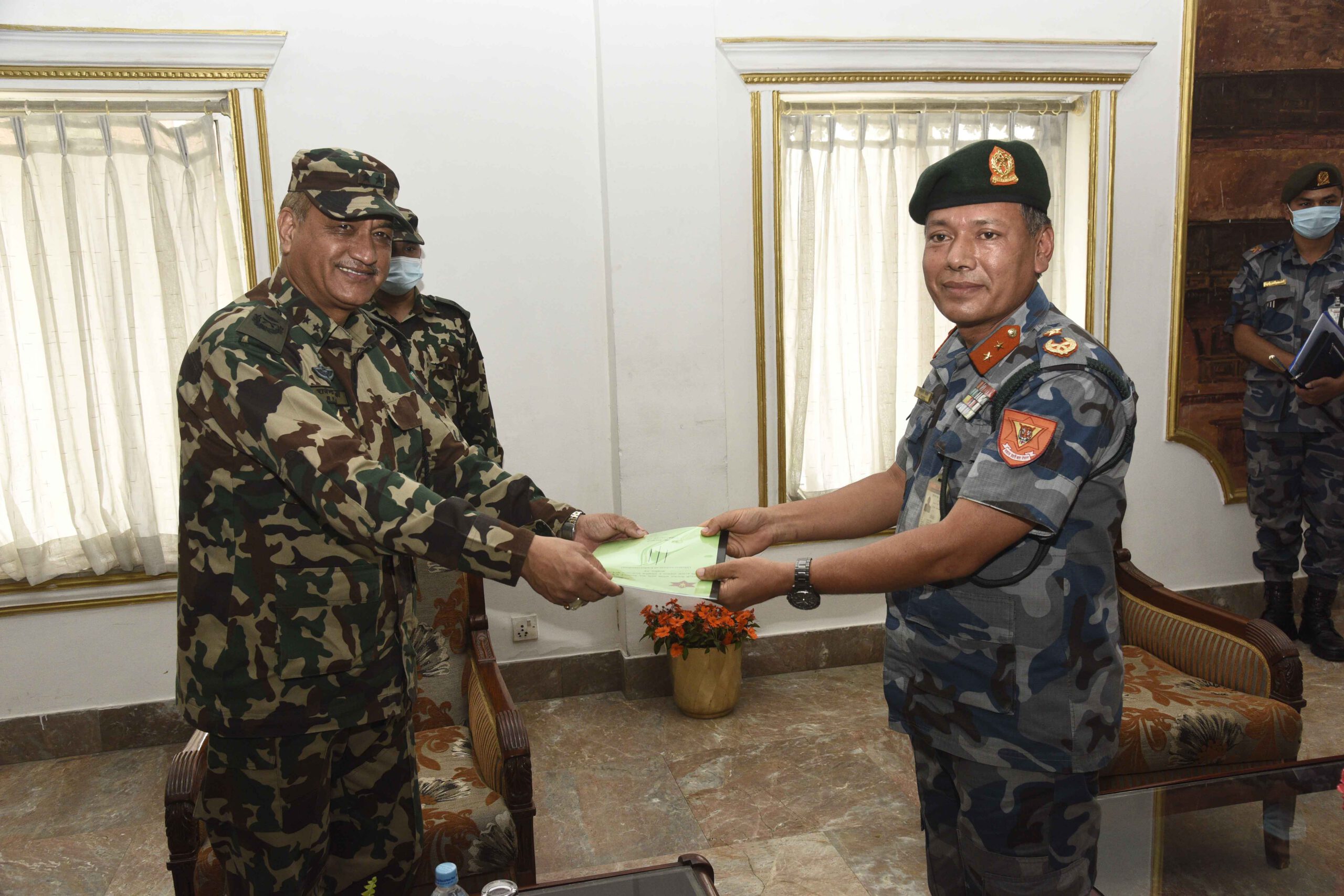 नेपाली सेनाले सशस्त्र प्रहरीलाई दियो ६ सय इन्सास राइफल