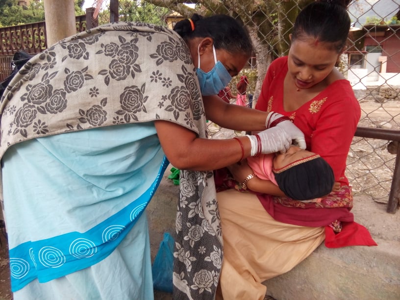 पोलियो थोपा खुवाउदैः