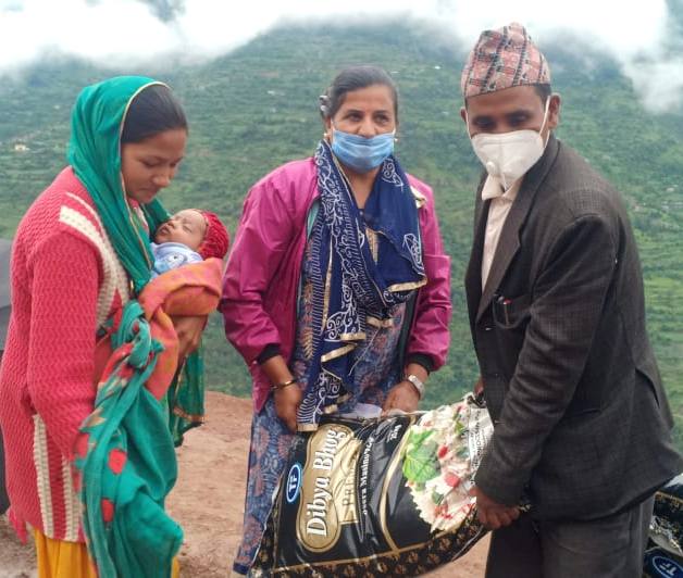 ओरेक रुकुमद्धारा  १८५ जना सुत्केरी र गर्भवतिलाई खाद्यान्न वितरण