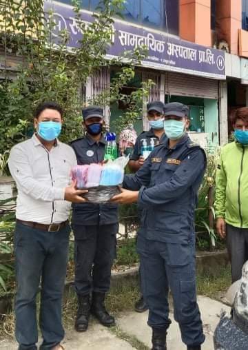 रुकुमेली सामुदायिक अस्पतालले सुरक्षाकर्मीलाई स्वास्थ्य सामाग्री सहयोग