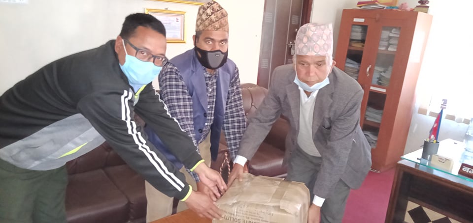 महिला स्वास्थ्य स्वयमसेबिकालाई स्वास्थ्य सामाग्री वितरण