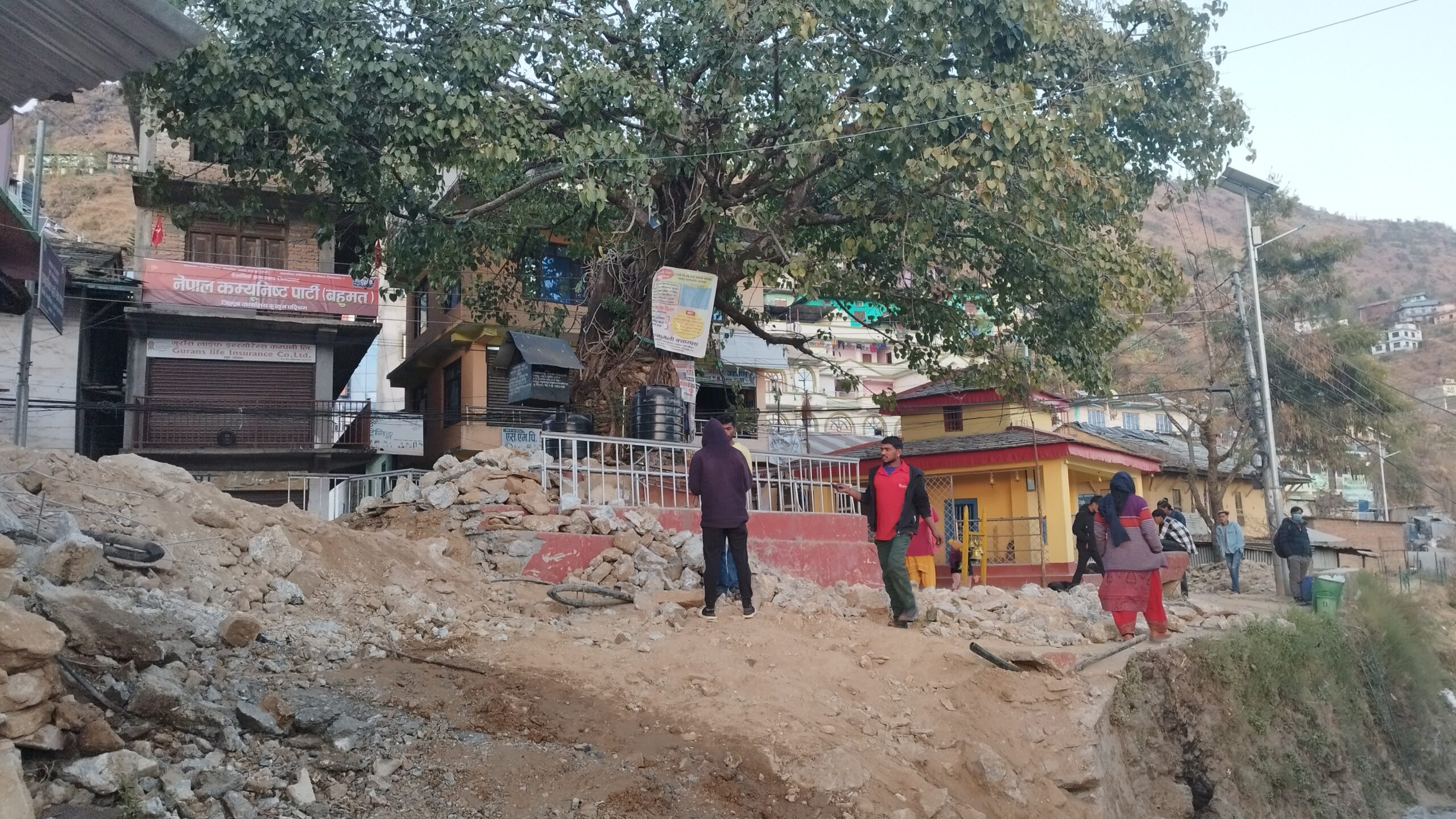 दुर्घटना न्युनिकरण र मन्दिर व्यवस्थापनकाे लागि सडक बिस्तार