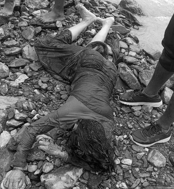 गिजागार खोलामा एक महिलाको शब फेला