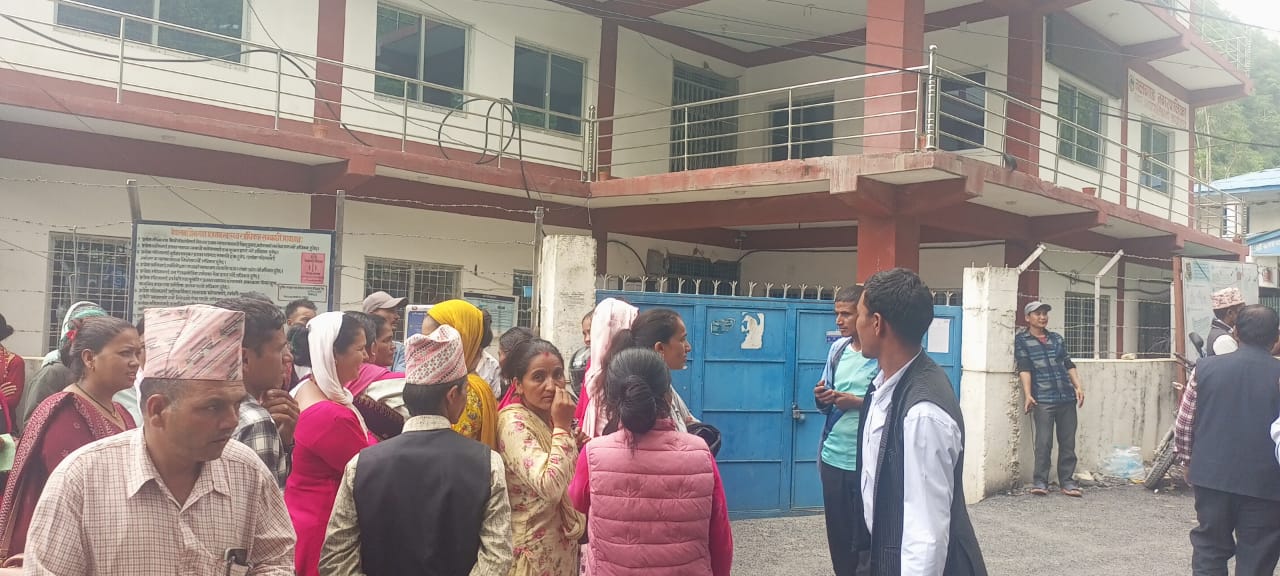 जाजरकोटमा वालविकास शिक्षिकाहरुको आन्दोलनः नलगाड नगरपालिकको कार्यालयमा तालाबन्दी