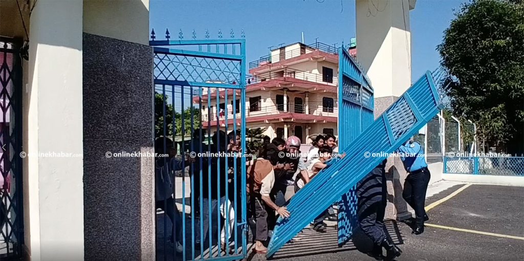 बारामा तनाव : आक्रोशित समूहले सिमरा विमानस्थलको गेट तोड्यो